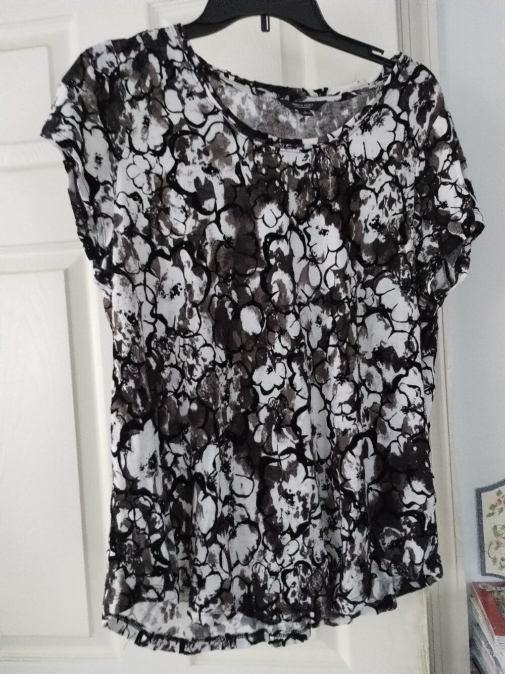 Simply Vera Vera  Wang short sleeve black & white top,size - Large